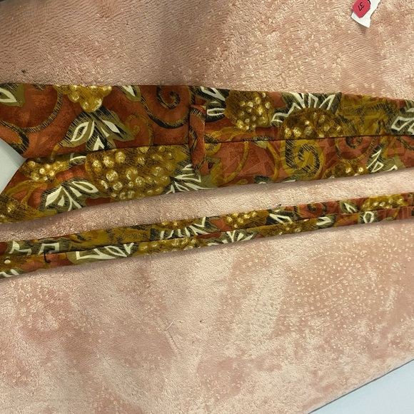Elegant Men's Tie with Red and Gold Floral Pattern - Picture 5 of 8